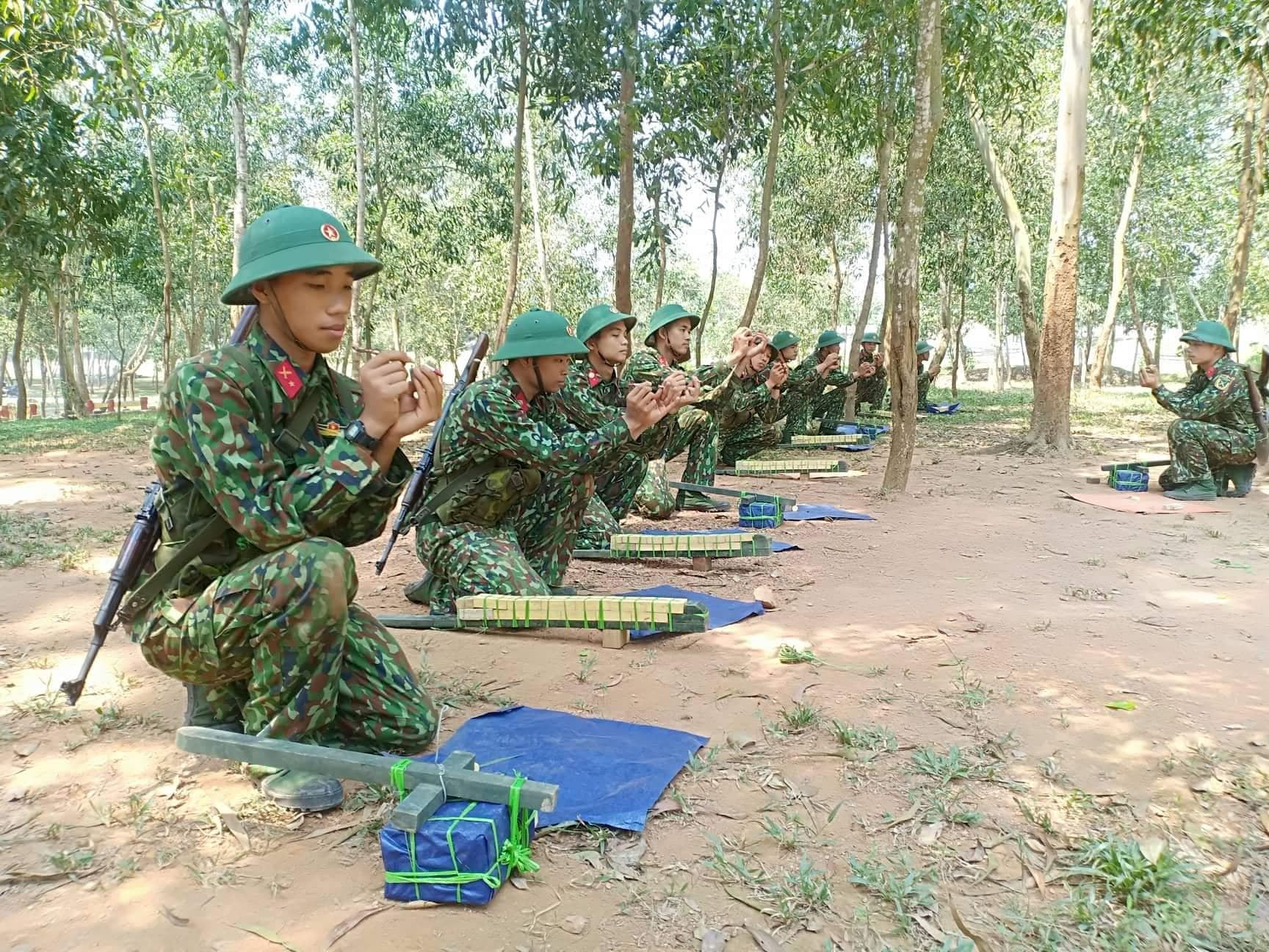 Tiết kiệm phụ cấp, giúp đỡ gia đình