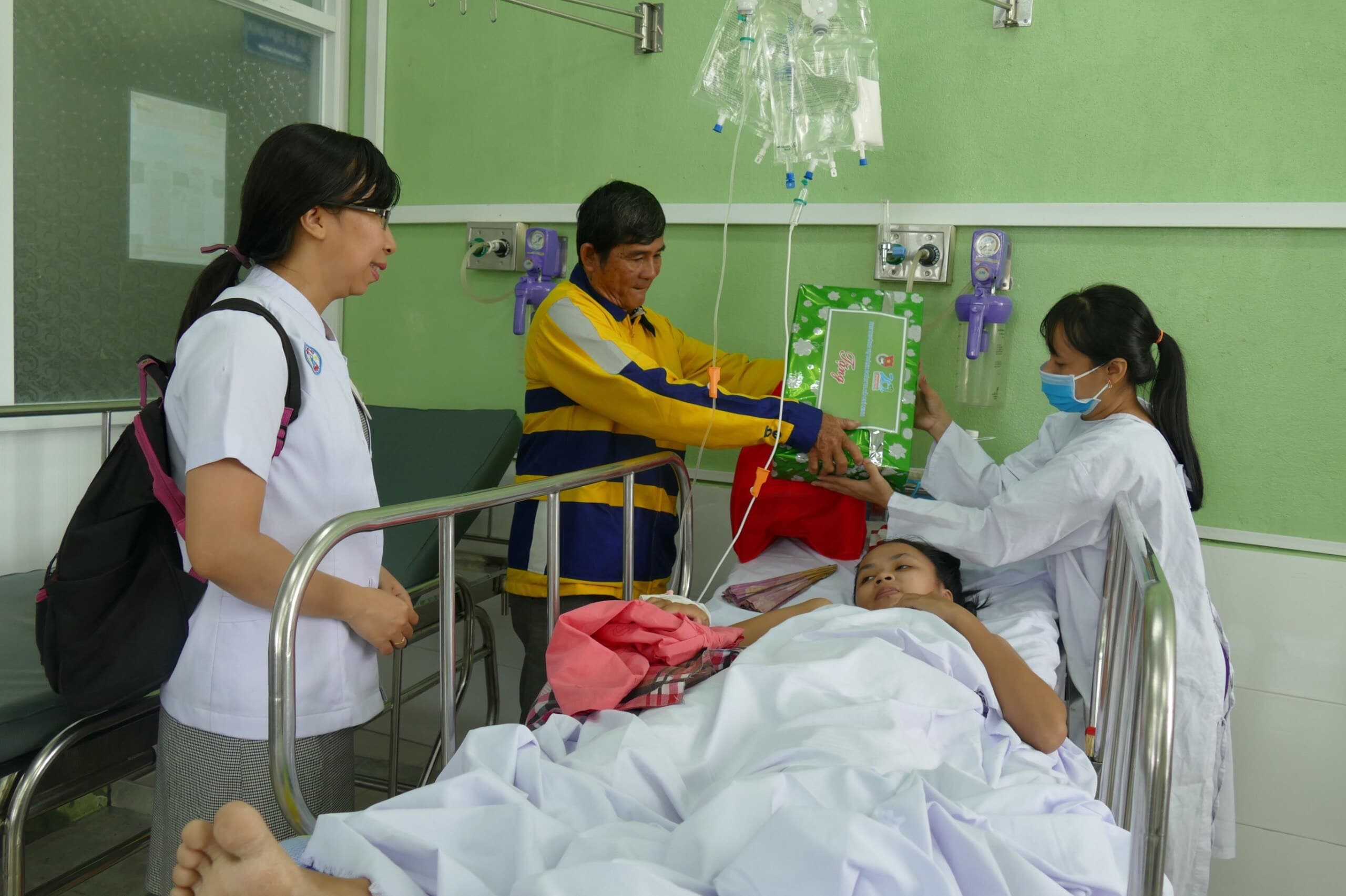 Sôi nổi ngày hoạt động cao điểm chiến sĩ tình nguyện chung tay xây dựng văn hóa giao thông