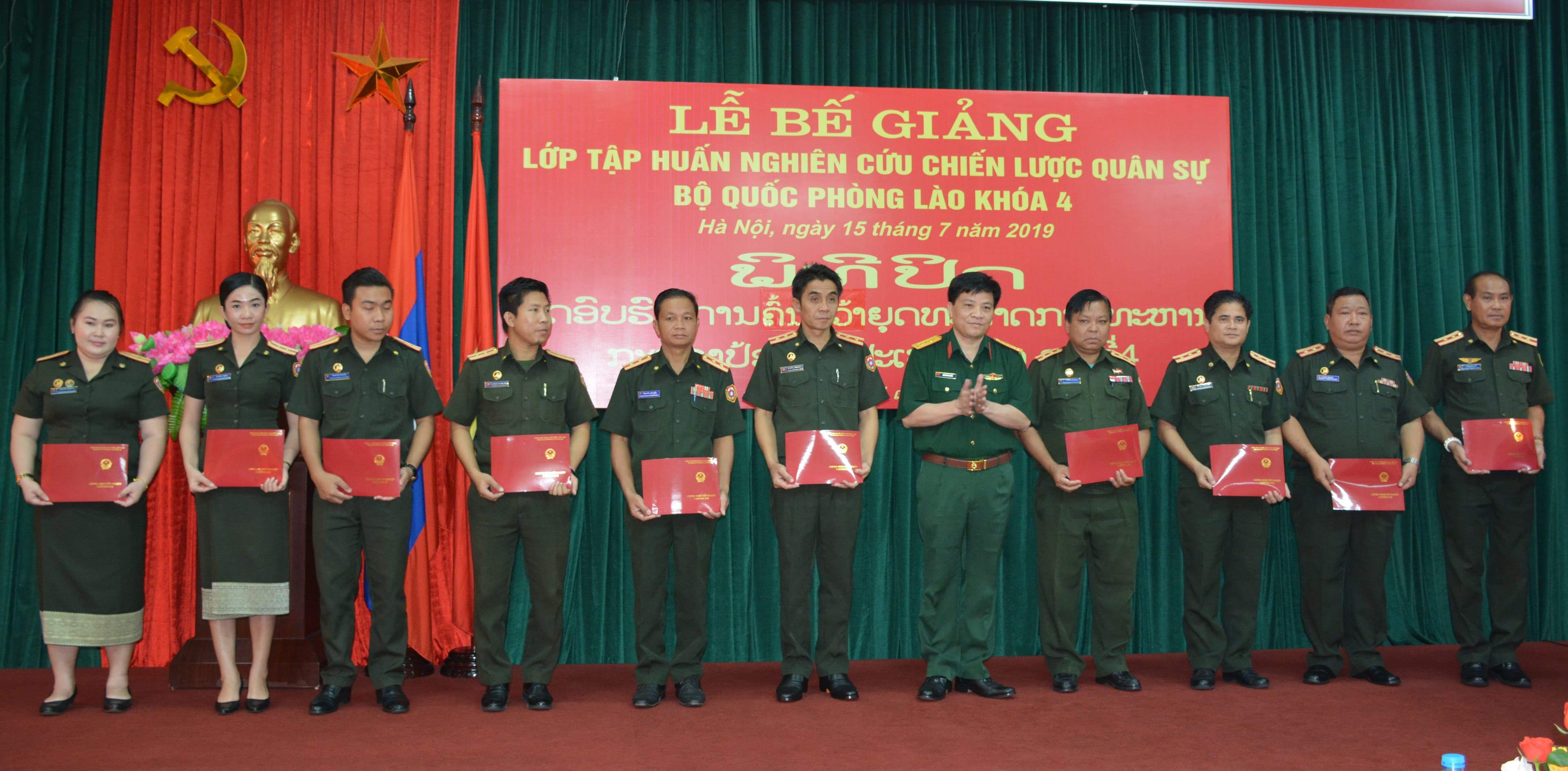 Bế giảng lớp tập huấn nghiên cứu chiến lược quân sự Bộ Quốc phòng Lào khóa 4