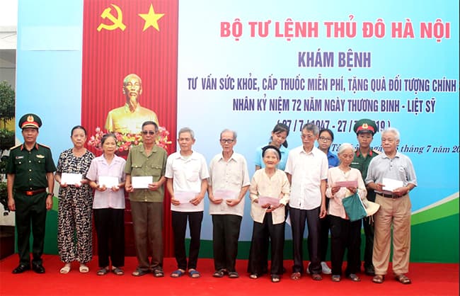 Bộ tư lệnh Thủ đô Hà Nội tặng quà, khám bệnh, cấp thuốc miễn phí tại huyện Đan Phượng