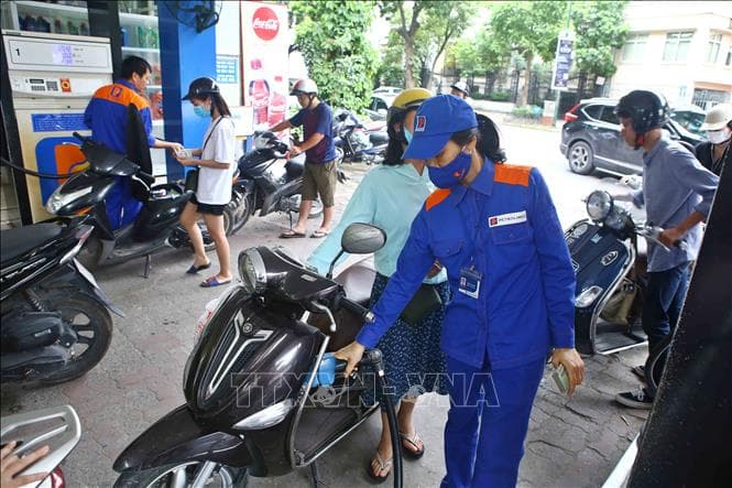 Giá xăng tăng hơn 700 đồng/lít