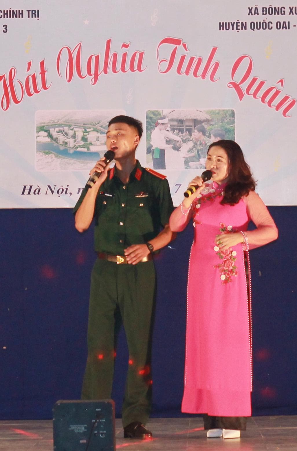Góp vui văn nghệ với người dân