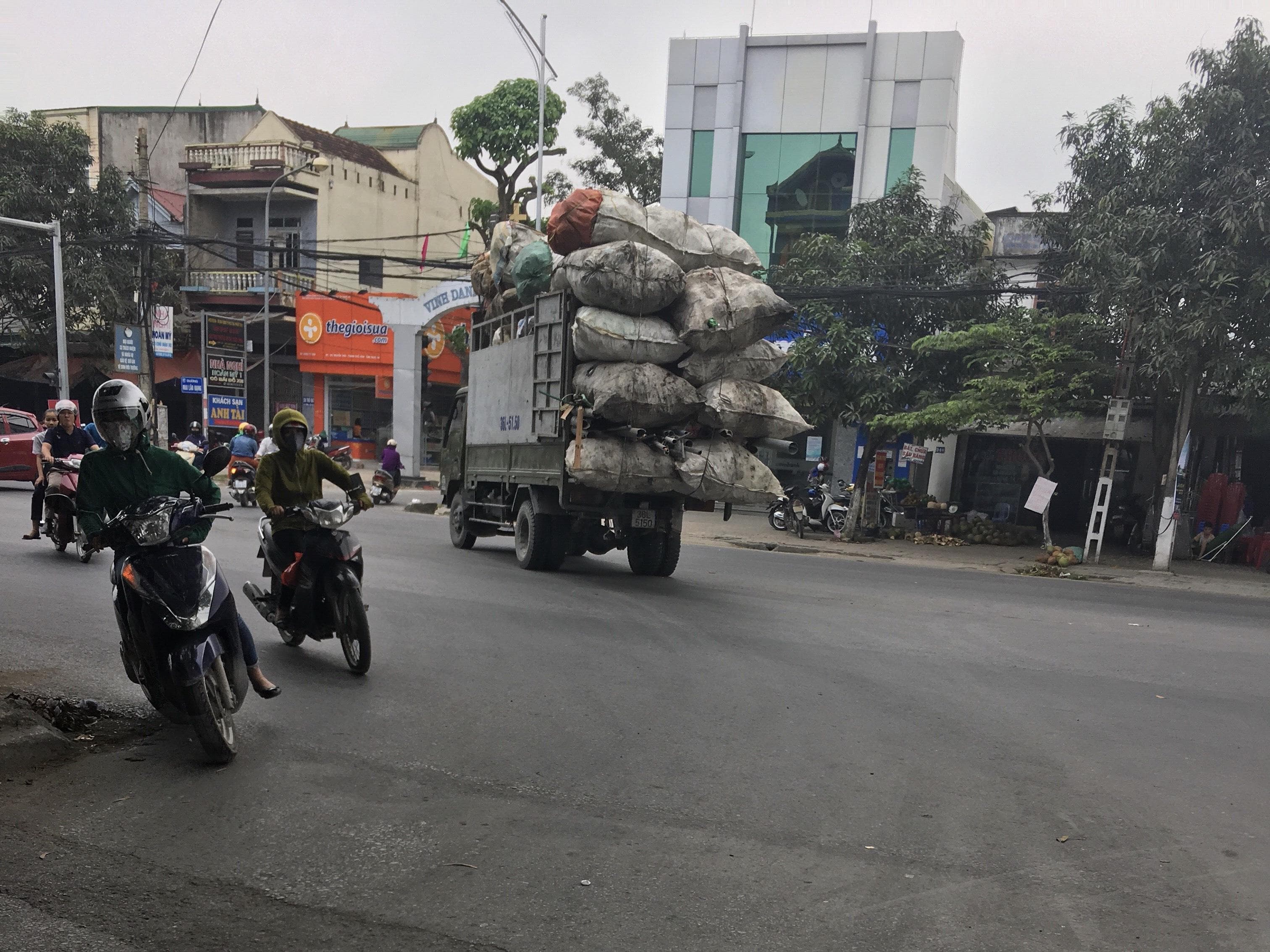 Nguy cơ mất an toàn từ xe chở hàng cồng kềnh