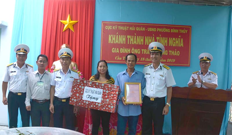 Nhà máy X55 hải quân trao “nhà tình nghĩa”