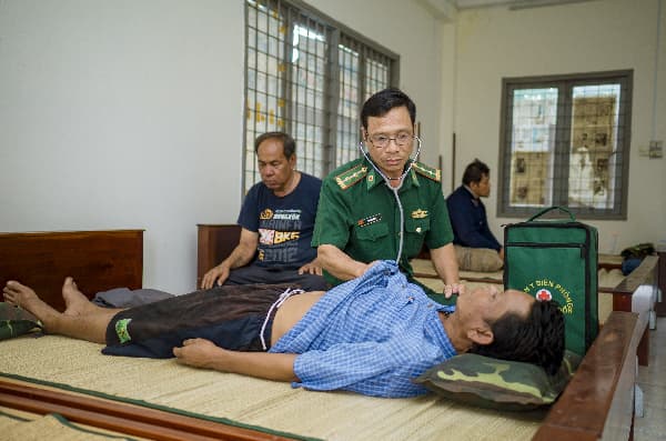 Tiếp nhận 4 thuyền viên tàu cá Thái Lan bị nạn trên vùng biển Côn Đảo