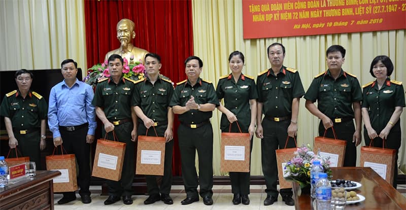 Gặp mặt tặng quà đoàn viên công đoàn là thương binh, con thương binh, liệt sĩ