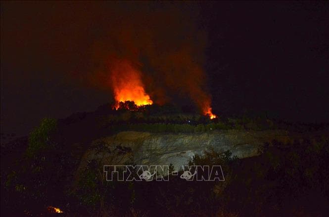Đà Nẵng: Hàng trăm người khẩn trương dập đám cháy rừng trong đêm