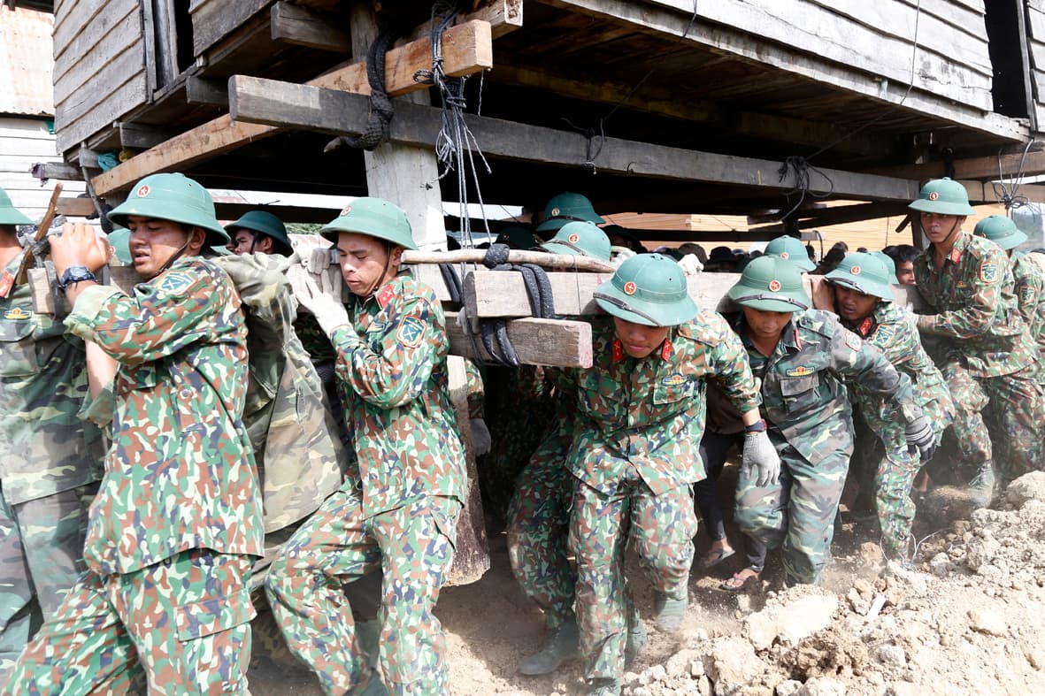Bộ đội “cõng” nhà sàn trên vai