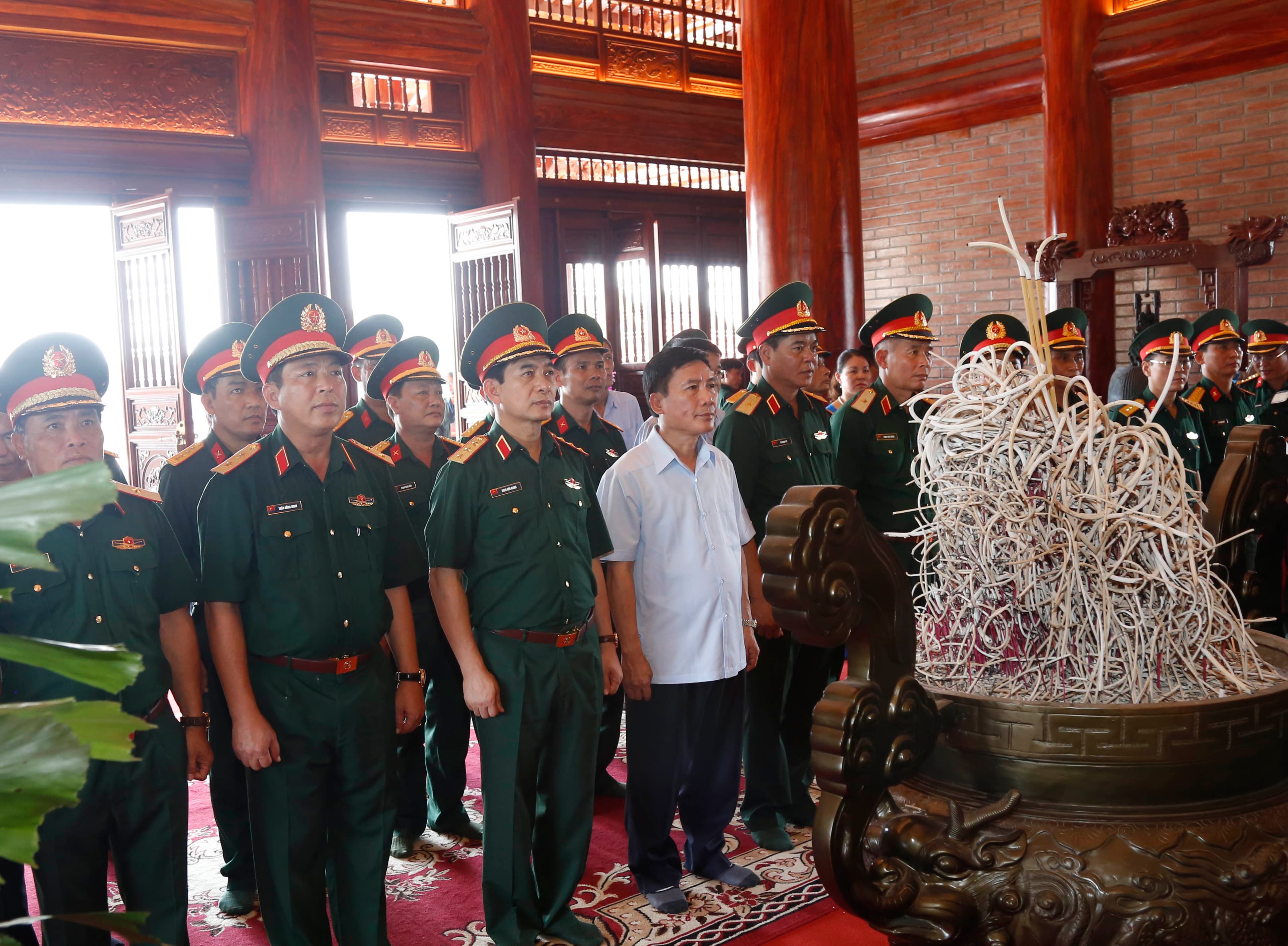 Thượng tướng Phan Văn Giang dâng hương tưởng nhớ các Anh hùng liệt sĩ tại Khu di tích 27-7