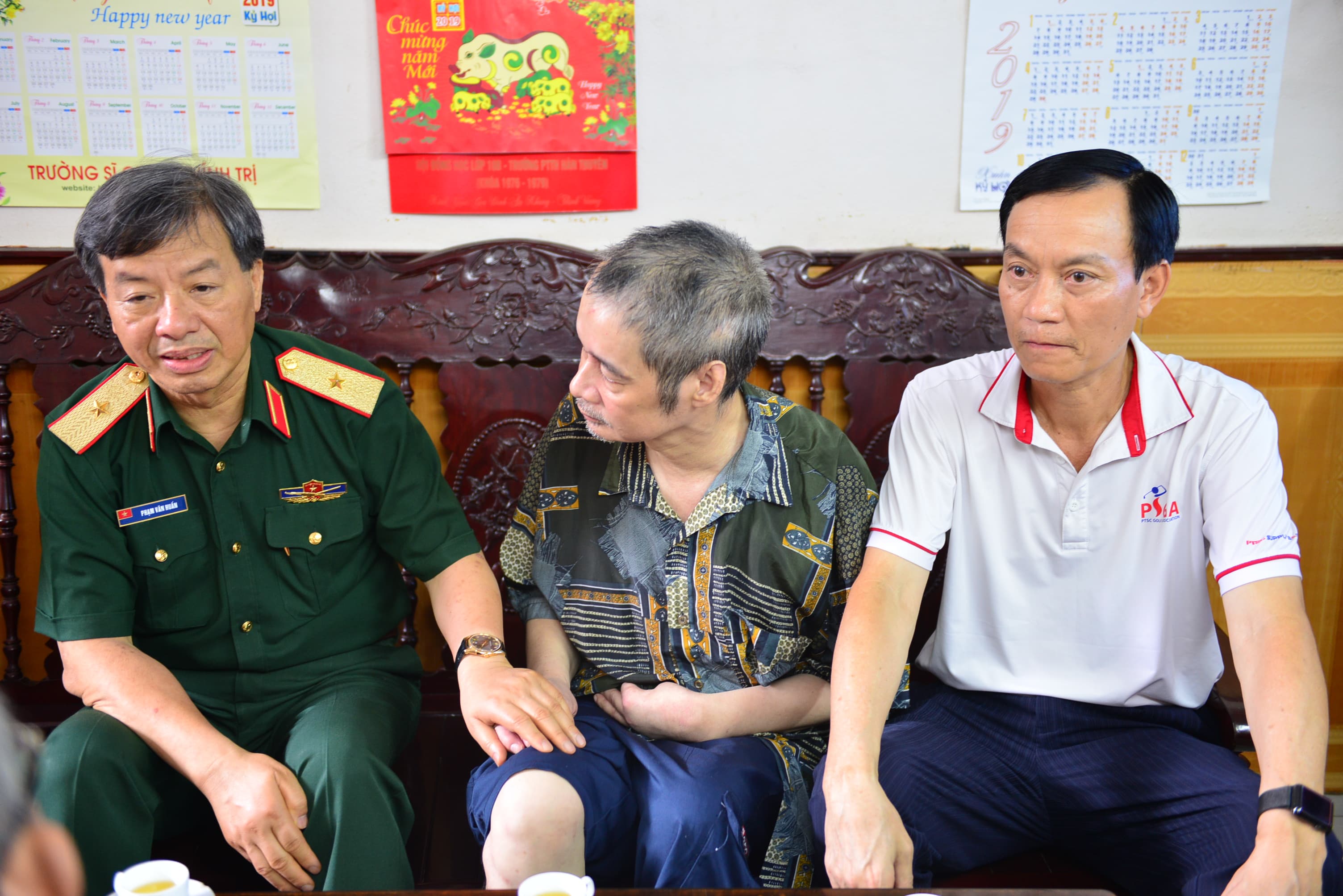 Báo Quân đội nhân dân và PTSC: Tặng quà thương binh nặng Trương Quang Giang
