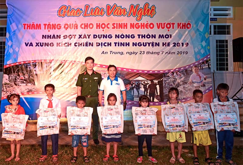 Đoàn Thanh niên Bộ CHQS tỉnh Bình Định tặng quà cho học sinh nghèo vượt khó