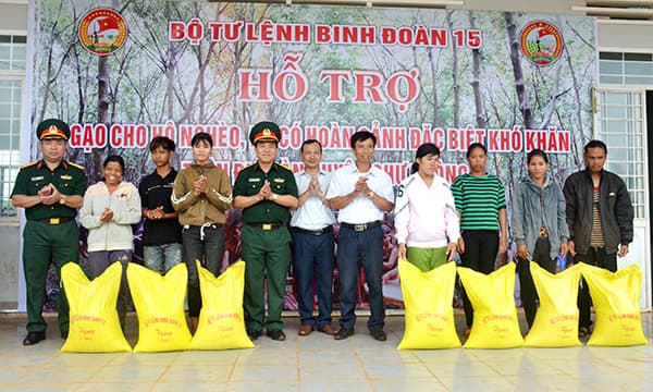 Binh đoàn 15: Hỗ trợ hơn 9,7 tấn gạo cho nhân dân trên địa bàn biên giới