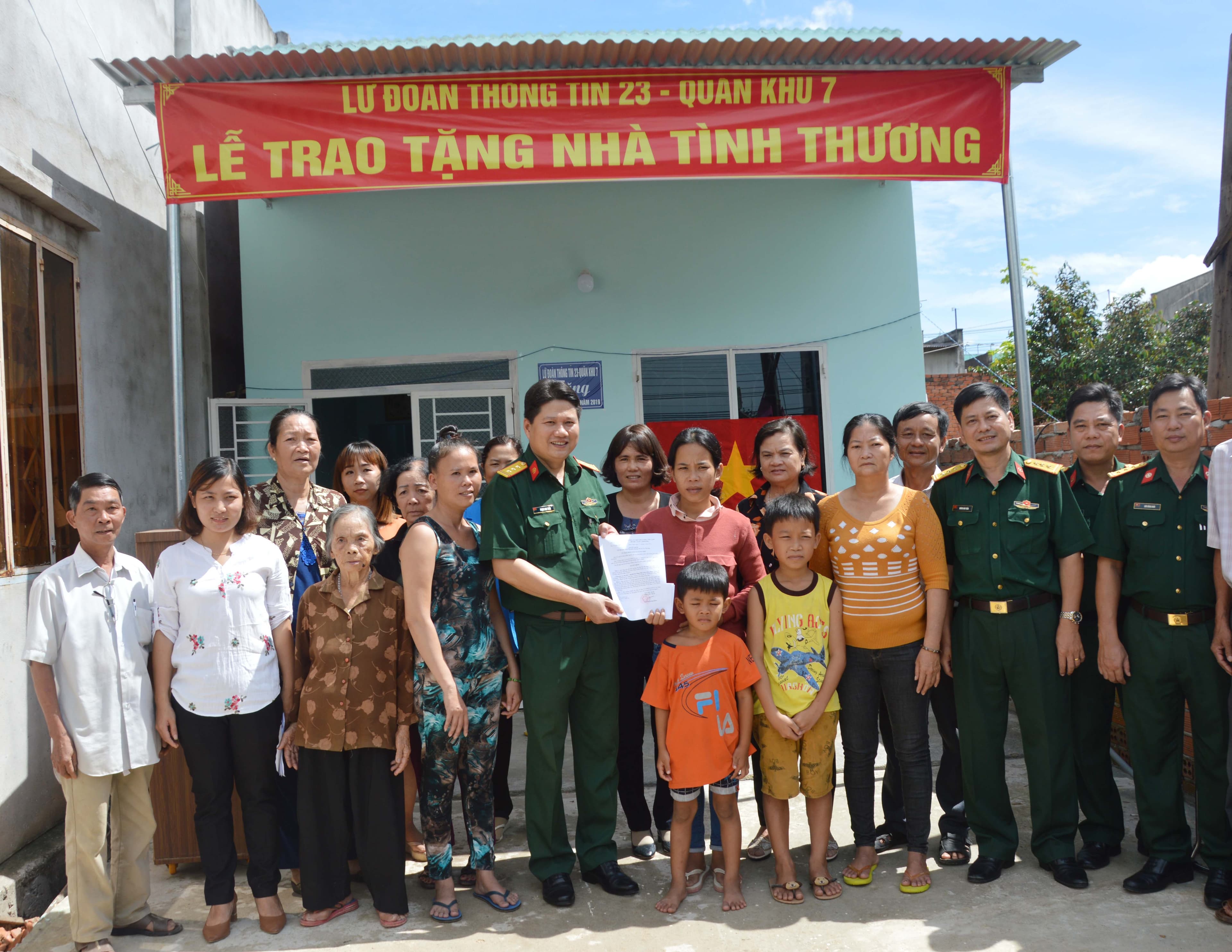 Bàn giao hai căn nhà tình nghĩa, tình thương tặng gia đình chính sách, giáo dân nghèo