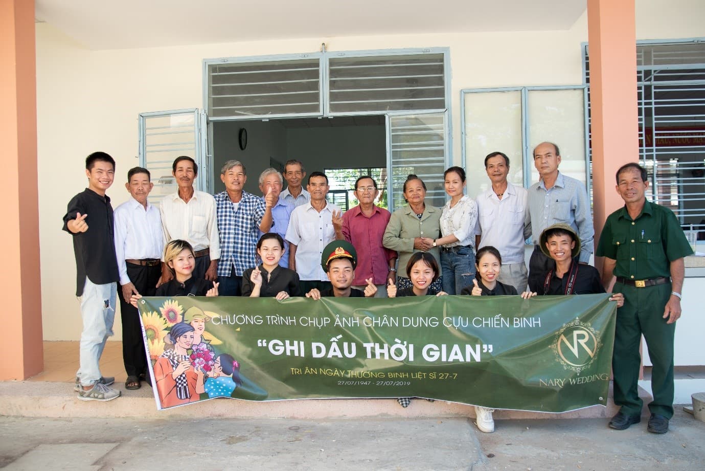 Ảnh viện Nary Wedding trao quà tri ân nhân Ngày Thương binh - Liệt sĩ 27-7