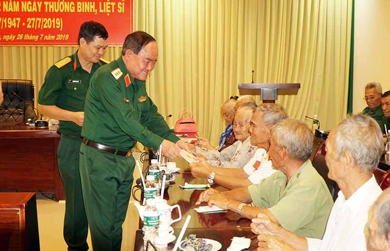 Đoàn công tác của Bộ Quốc phòng dâng hương tại Nghĩa trang liệt sĩ Tân Biên, Tây Ninh