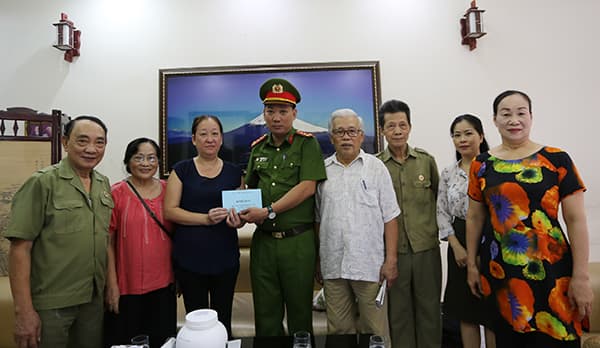 Phường Hàng Mã thăm, tặng quà các đối tượng chính sách