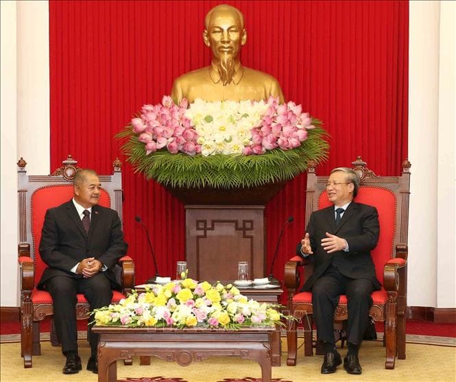 Thường trực Ban Bí thư Trần Quốc Vượng tiếp Đoàn đại biểu Đảng Nhân dân Cách mạng Lào