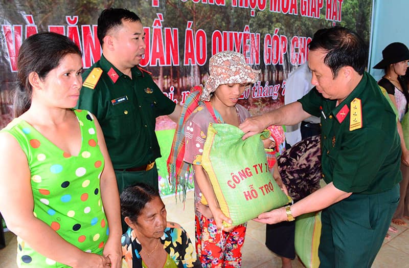 Công ty 74 hỗ trợ gạo tặng  làng Tang (xã Ia Chía, huyện Ia Grai, tỉnh Gia Lai)