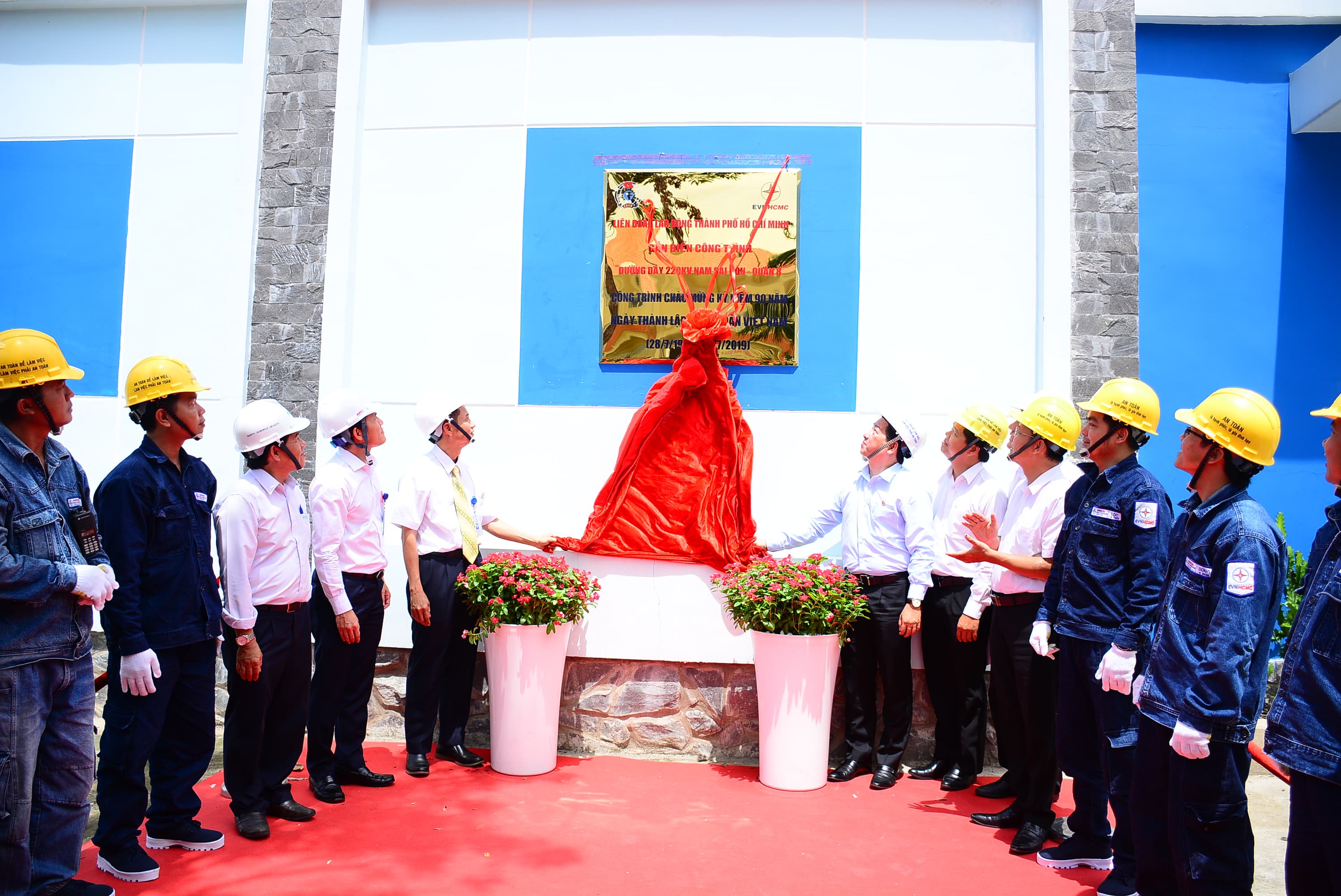 TP Hồ Chí Minh chính thức gắn biển công trình thi đua “Đường dây 220kV Nam Sài Gòn - Quận 8”