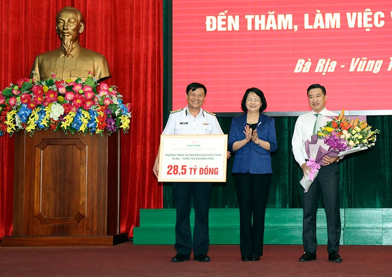 Phó chủ tịch nước Đặng Thị Ngọc Thịnh thăm và làm việc tại Vùng 2 Hải quân