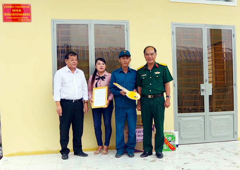 Bàn giao 5 căn nhà tại điểm dân cư liền kề