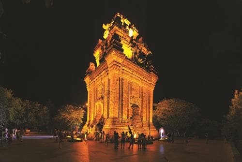 Gần 2000 nghệ nhân, nghệ sĩ, diễn viên... tham gia Ngày hội văn hóa, thể thao, du lịch đồng bào Chăm