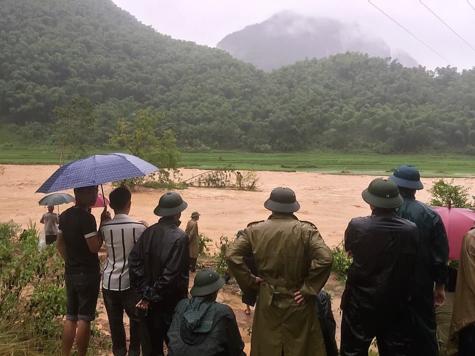 Thanh Hóa: Lũ chia cắt, 13 người dân bị mất liên lạc