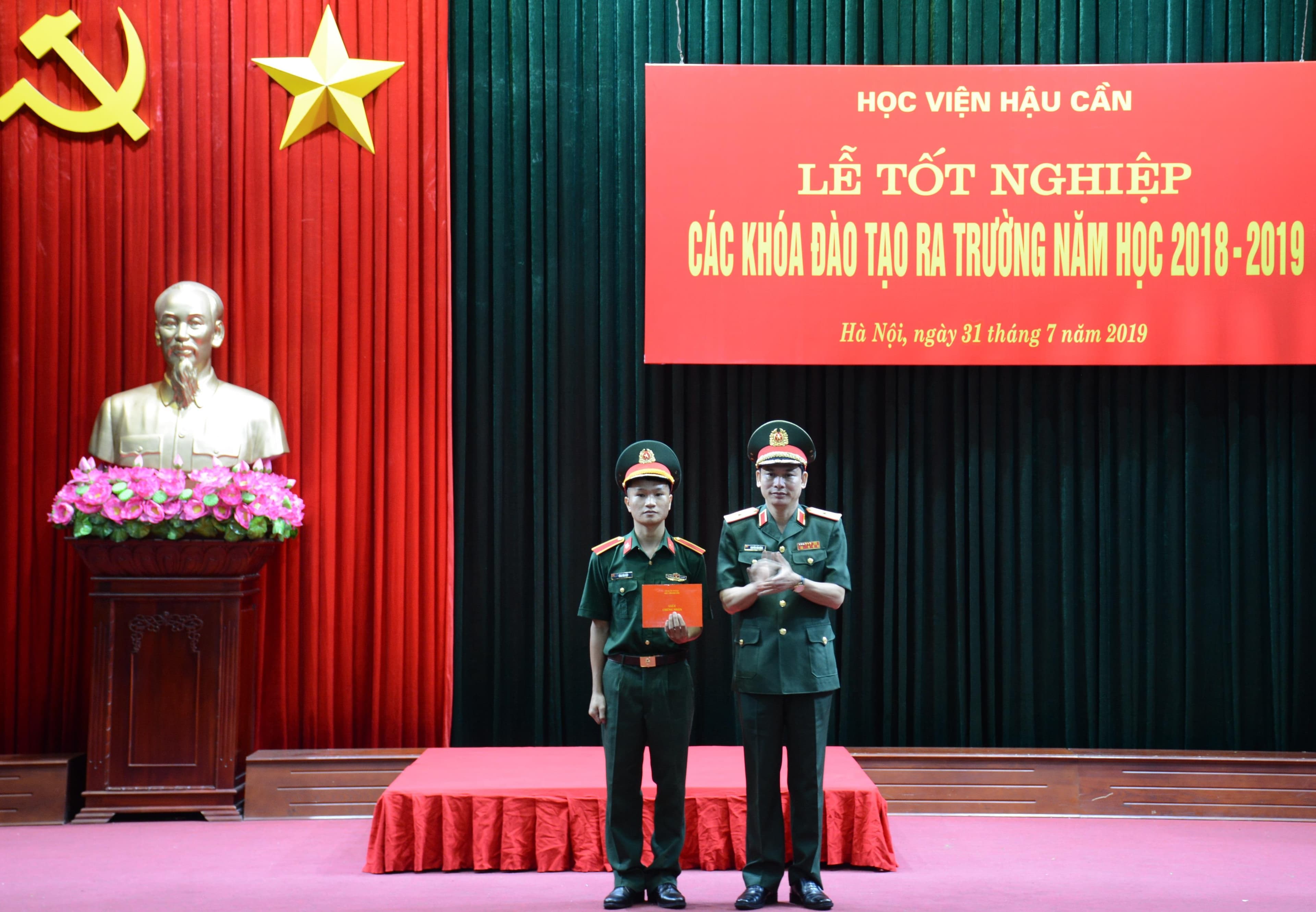Chàng thủ khoa “Ba không”