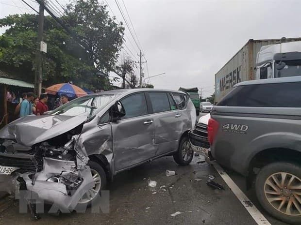 Tai nạn ô tô liên hoàn, nhiều phương tiện bị hư hỏng, giao thông tắc nghẽn nghiêm trọng