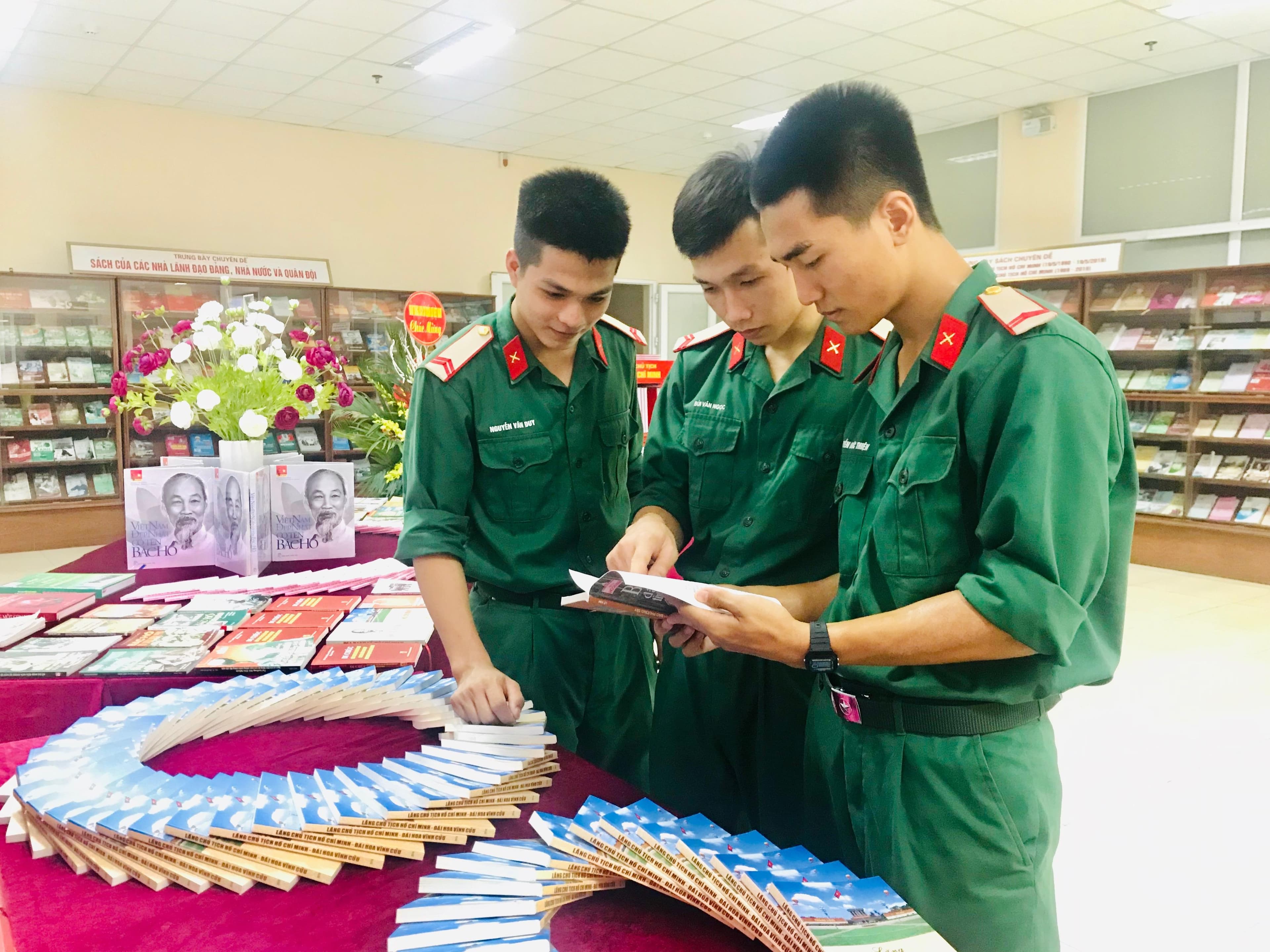 Triển lãm sách, báo “Việt Nam đẹp nhất có tên Bác Hồ”