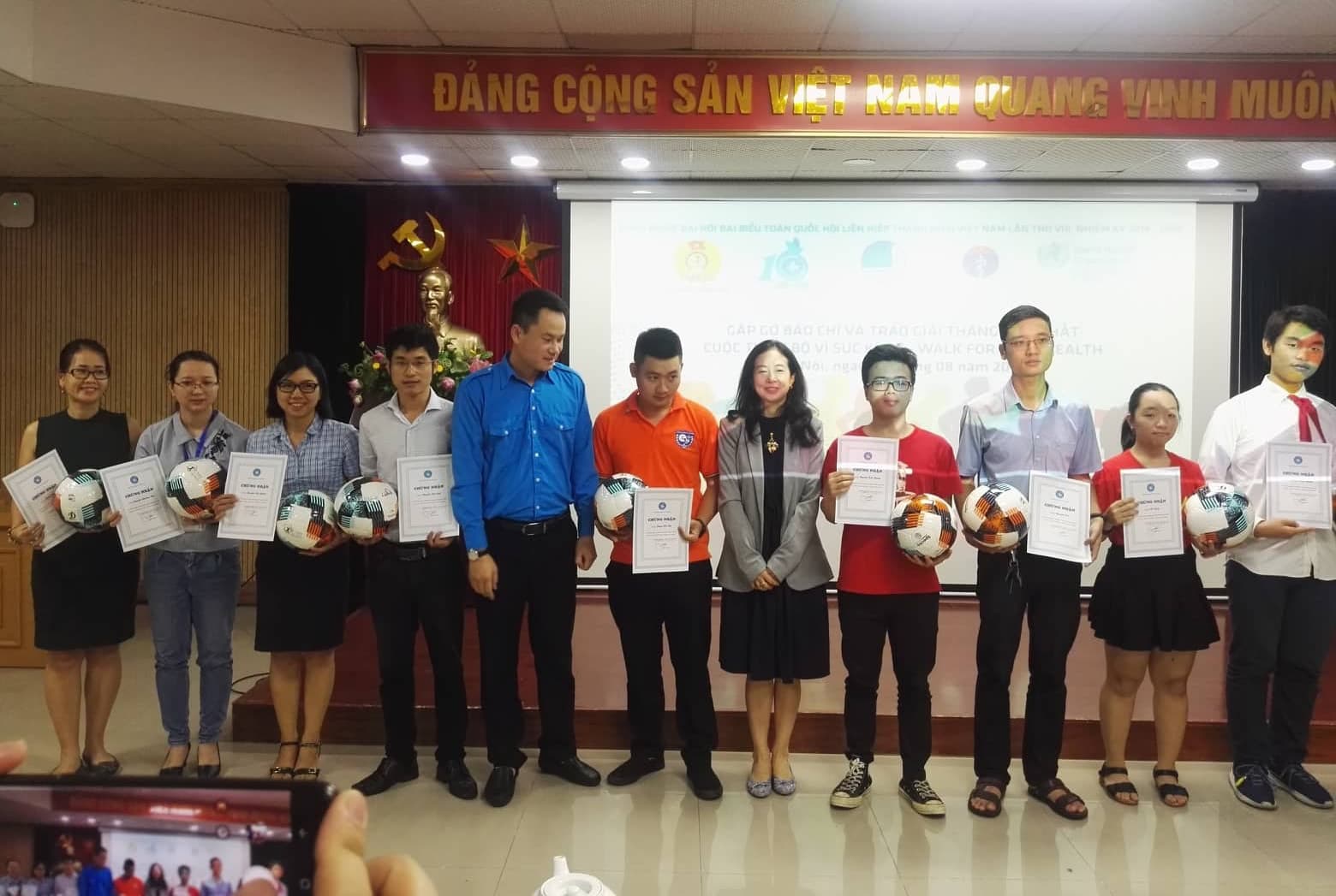 Trao giải Cuộc thi “Đi bộ vì sức khỏe - Walk for your health”