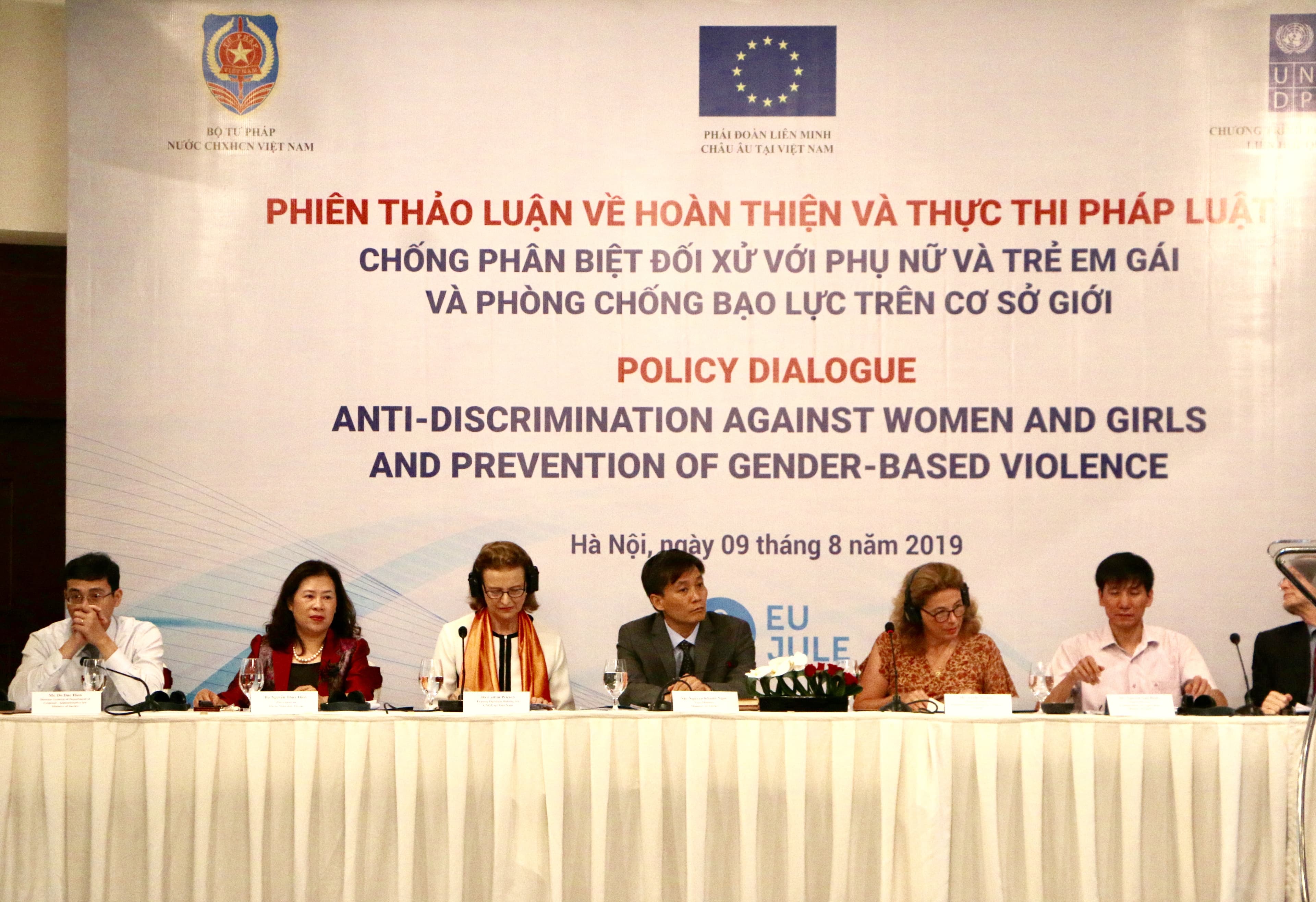 Chống phân biệt đối xử với phụ nữ và trẻ em gái