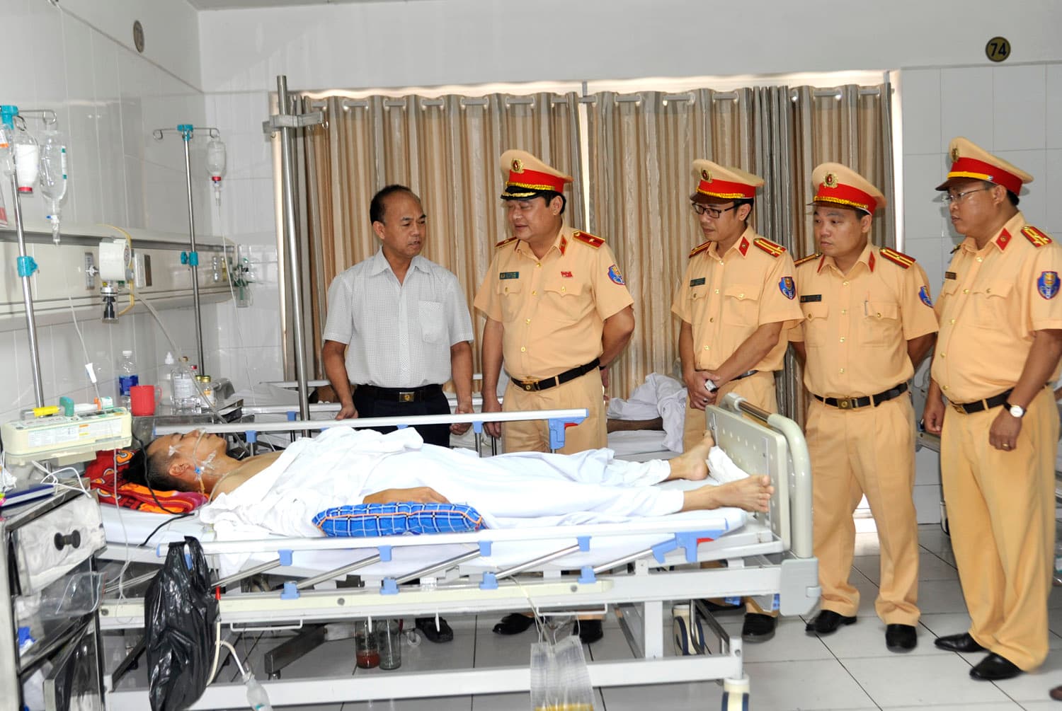 Thăm hỏi Trung úy Cảnh sát giao thông bị đối tượng vi phạm giao thông dùng dao đâm lén