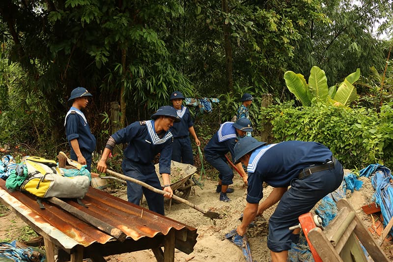 Tình quân dân sau mưa lũ