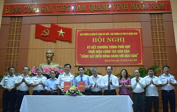 Ký kết chương trình thực hiện công tác dân vận “Cảnh sát biển đồng hành với ngư dân”