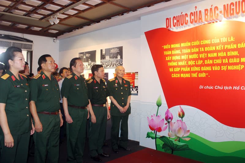 Khai mạc Triển lãm “Di chúc của Bác - Nguồn sáng dẫn đường”