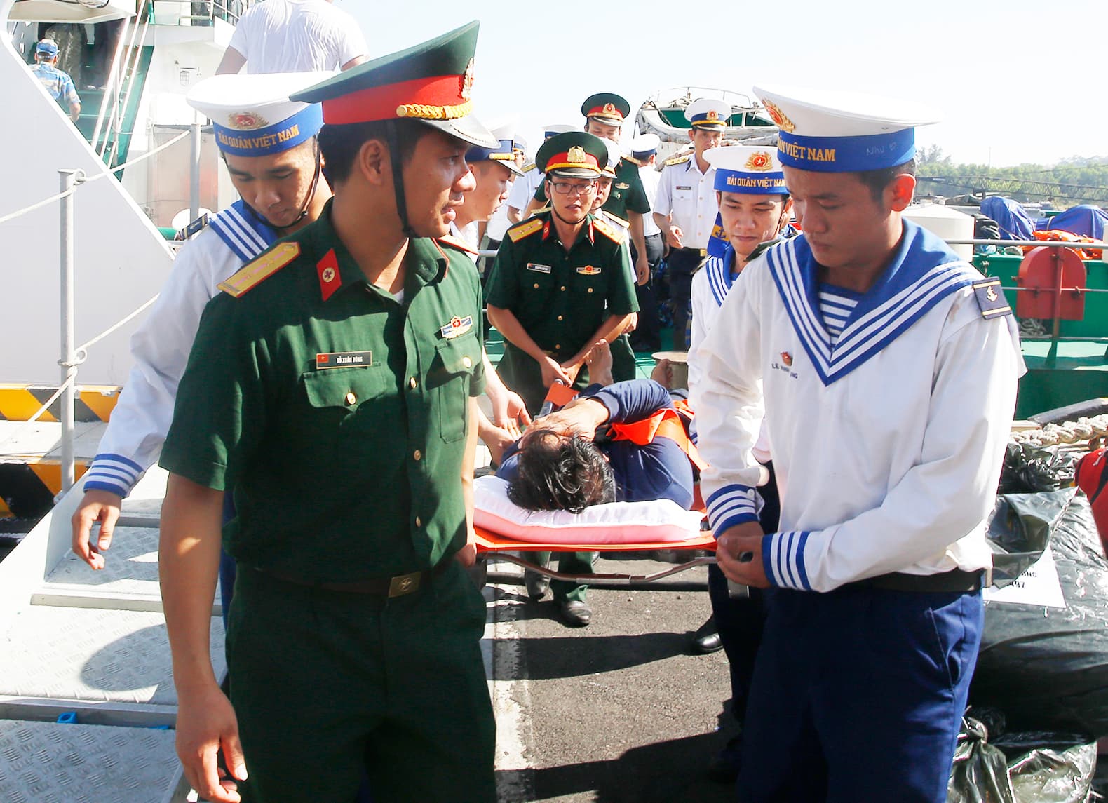 Đưa ngư dân bị bệnh trên biển vào bờ điều trị