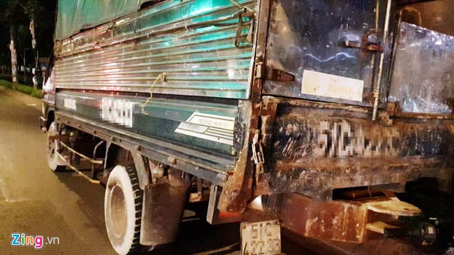 Tông vào máy bơm bê tông nằm giữa đường, hai người tử vong tại chỗ