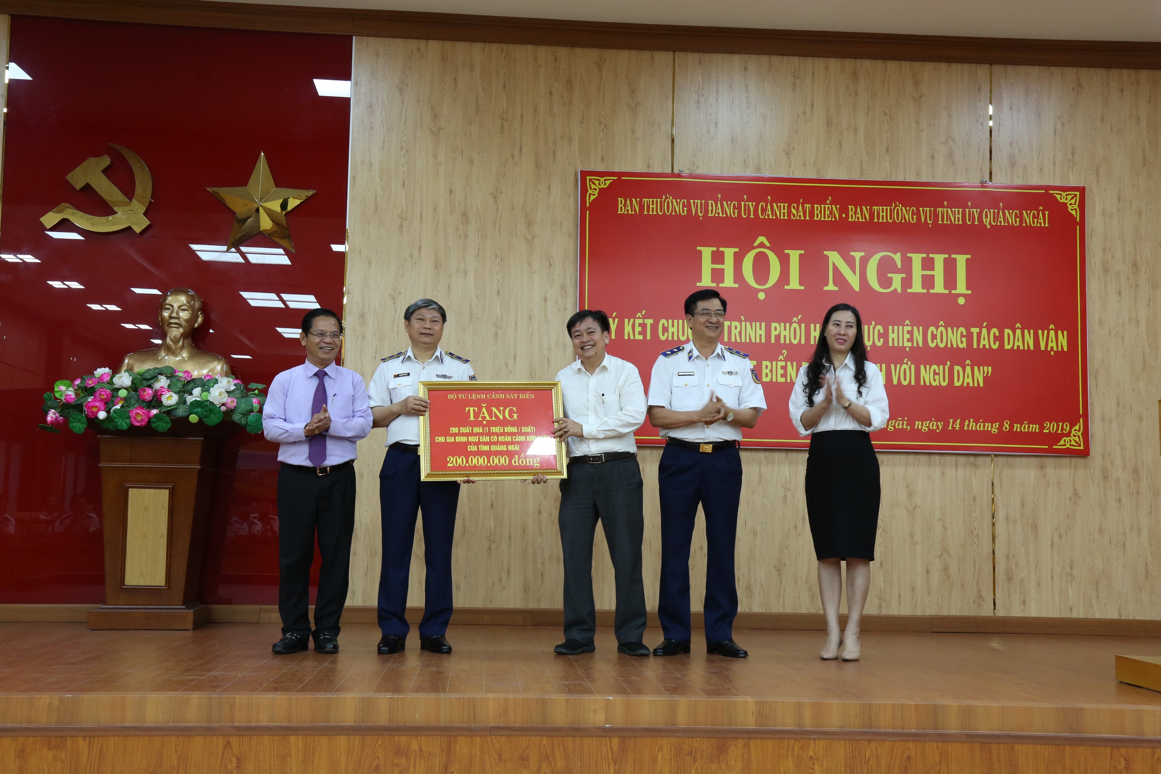 Tỉnh Quảng Ngãi ký kết Chương trình phối hợp Cảnh sát biển đồng hành với ngư dân