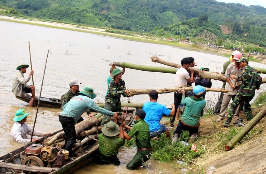 Quân, dân gồng mình hộ đê, cứu lúa