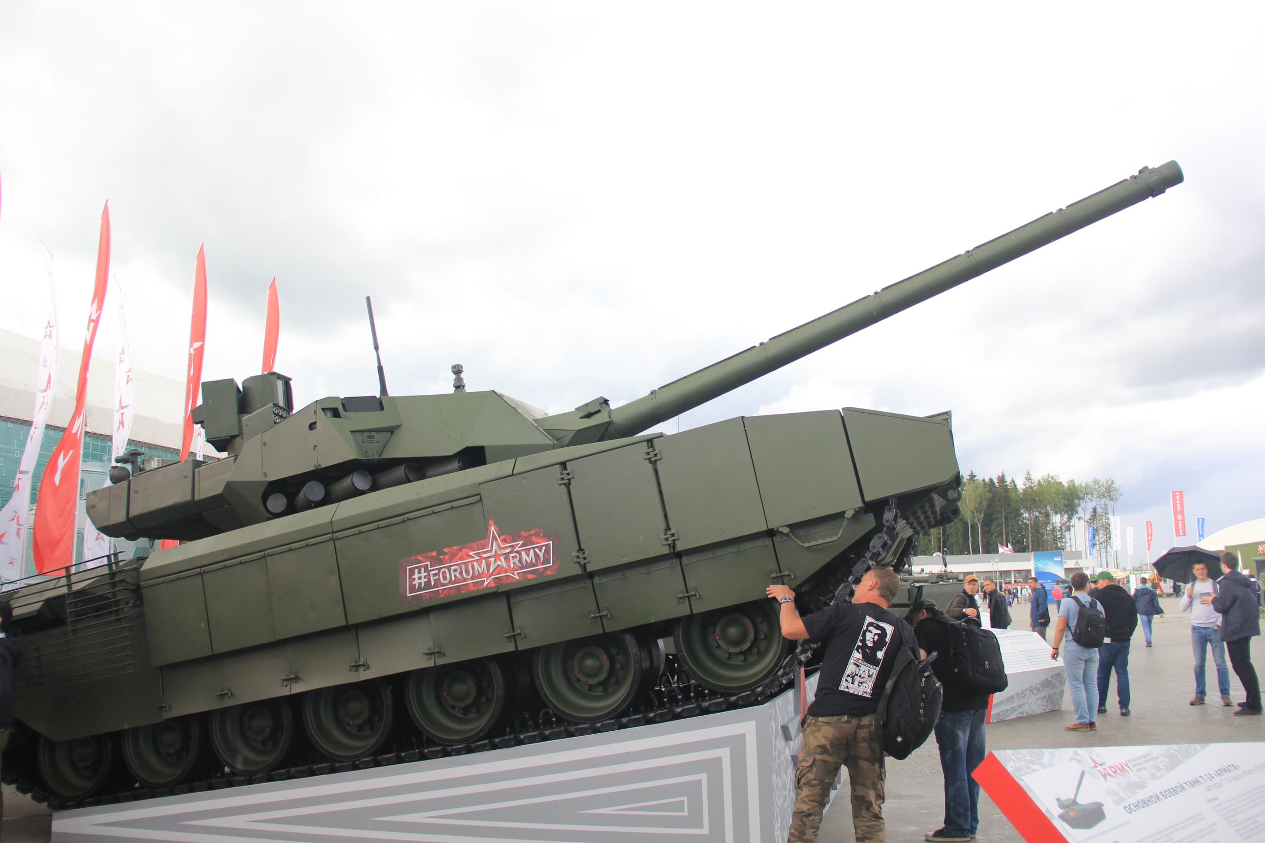 Xe tăng T-14 Armata có thể đạt tốc độ tới hơn 90km/giờ
