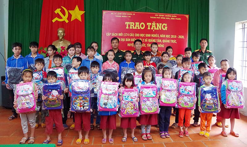 Trung đoàn 726 tặng cặp sách học sinh nghèo xã biên giới