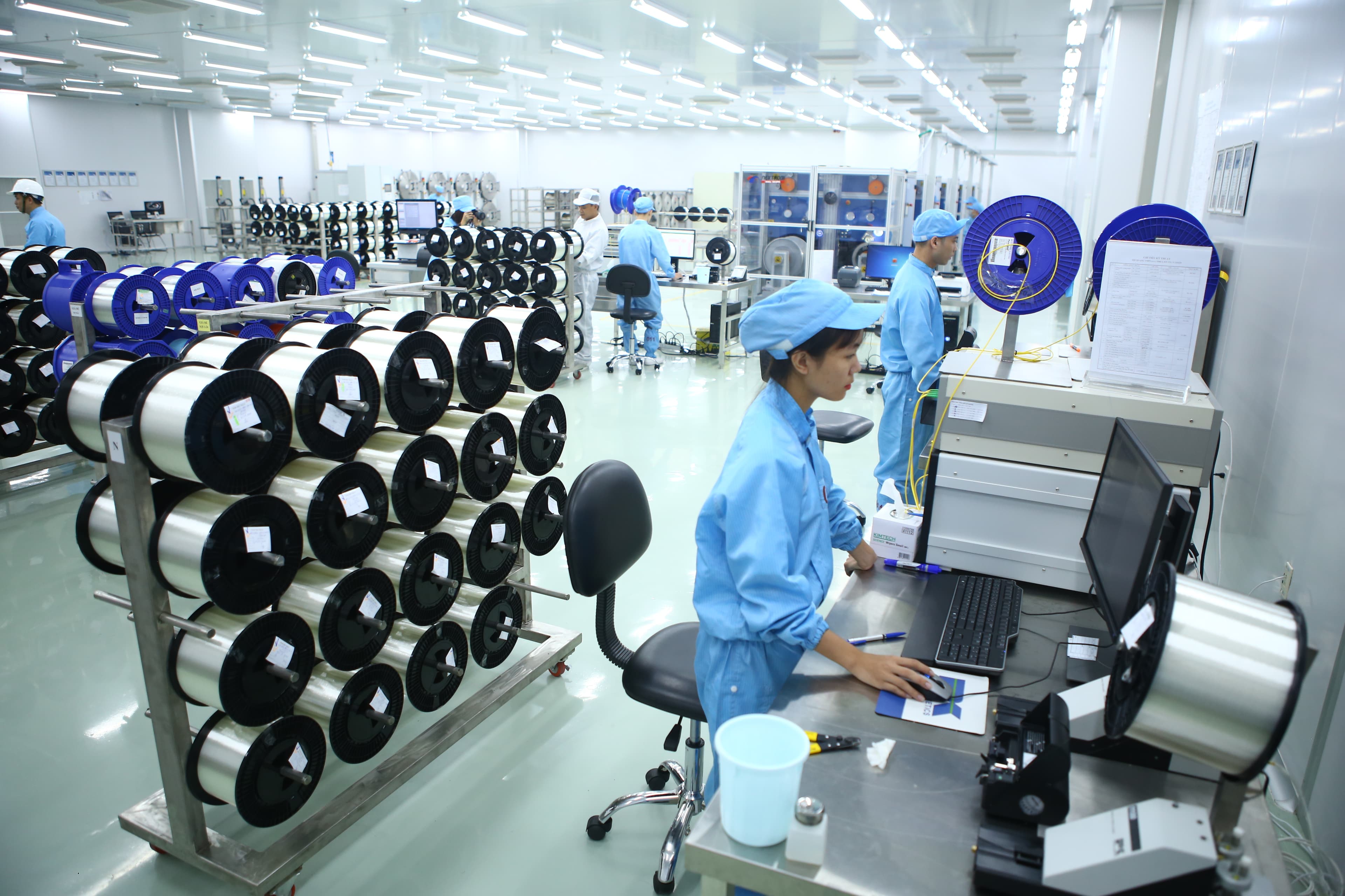 Bên trong nhà máy sản xuất sợi quang đầu tiên ở khu vực Đông Nam Á