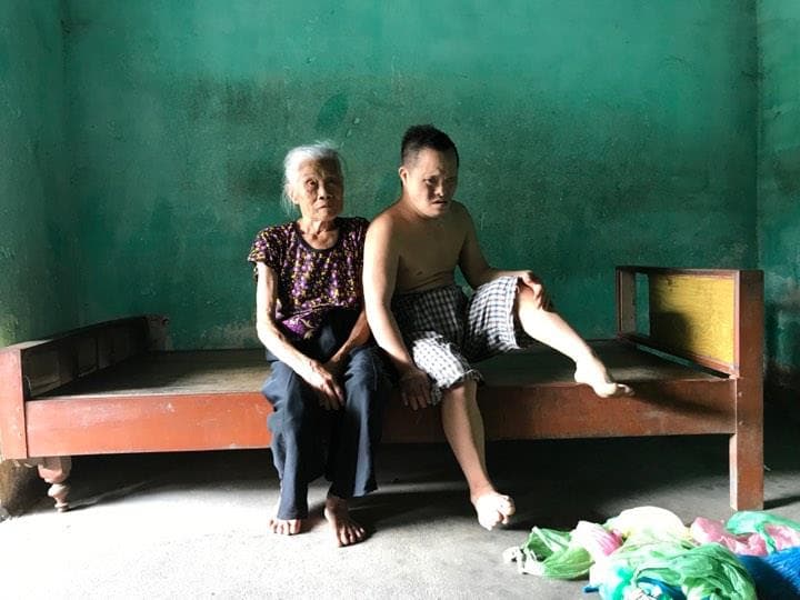 Xót xa người mẹ già nuôi con nhiễm chất độc da cam