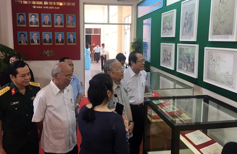 Khai mạc triển lãm ảnh 50 năm thực hiện Di chúc của Chủ tịch Hồ Chí Minh