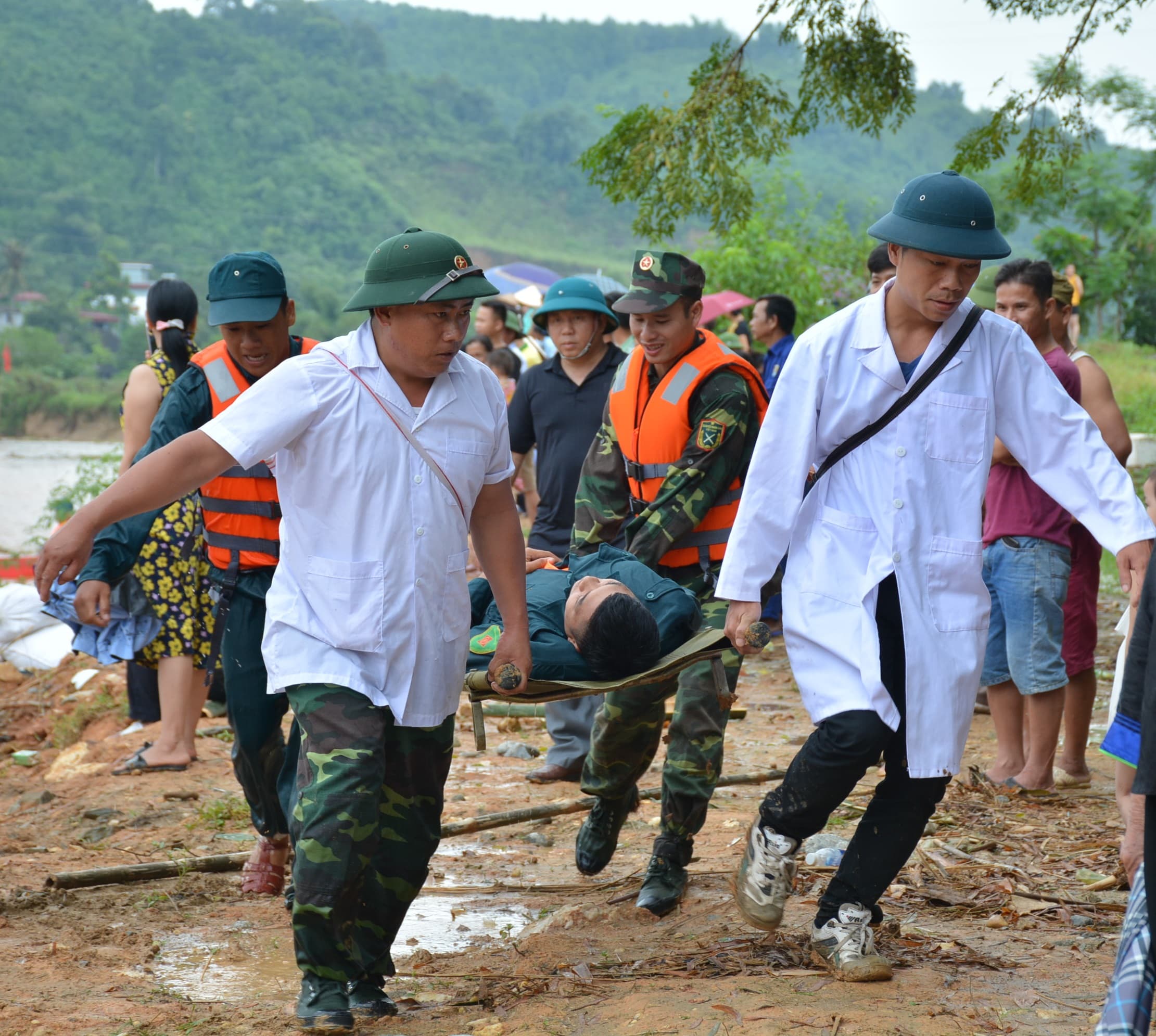Quân khu 2 diễn tập ứng phó với lũ ống, lũ quét, sạt lở đất và tìm kiếm cứu nạn