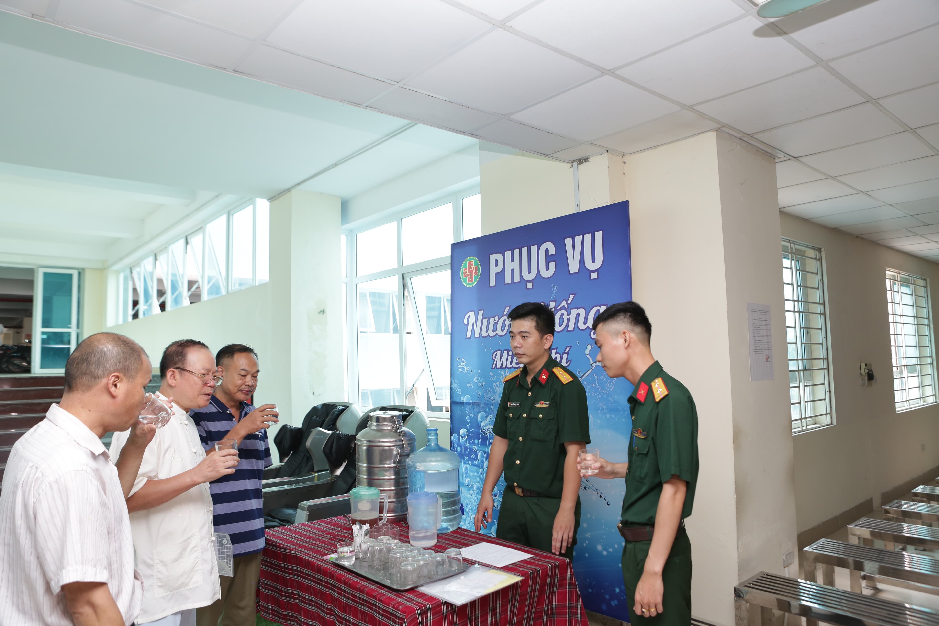 Những cốc nước nghĩa tình ở Bệnh viện Quân y 354