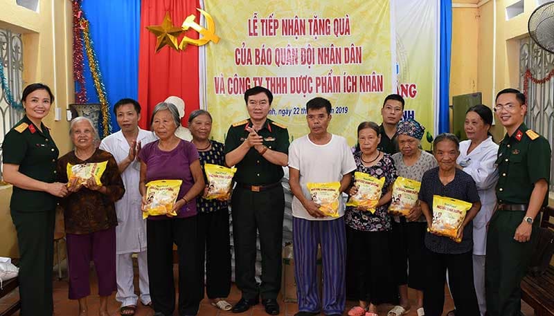 Thăm, tặng quà các bệnh nhân tại Trại phong Quả Cảm (Bắc Ninh)