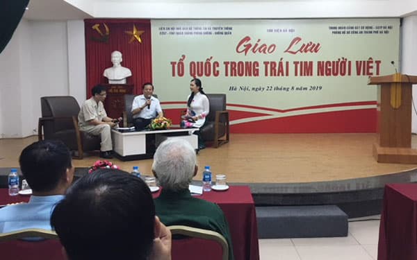 Giao lưu “Tổ quốc trong trái tim người Việt”
