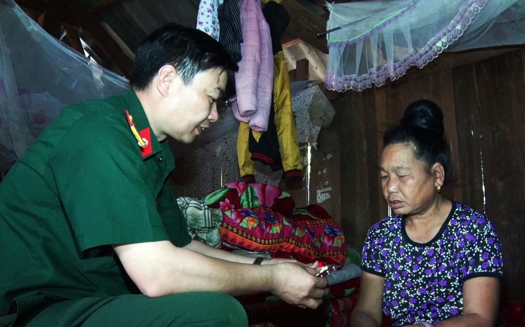 "Bác sĩ quân y của bản làng"